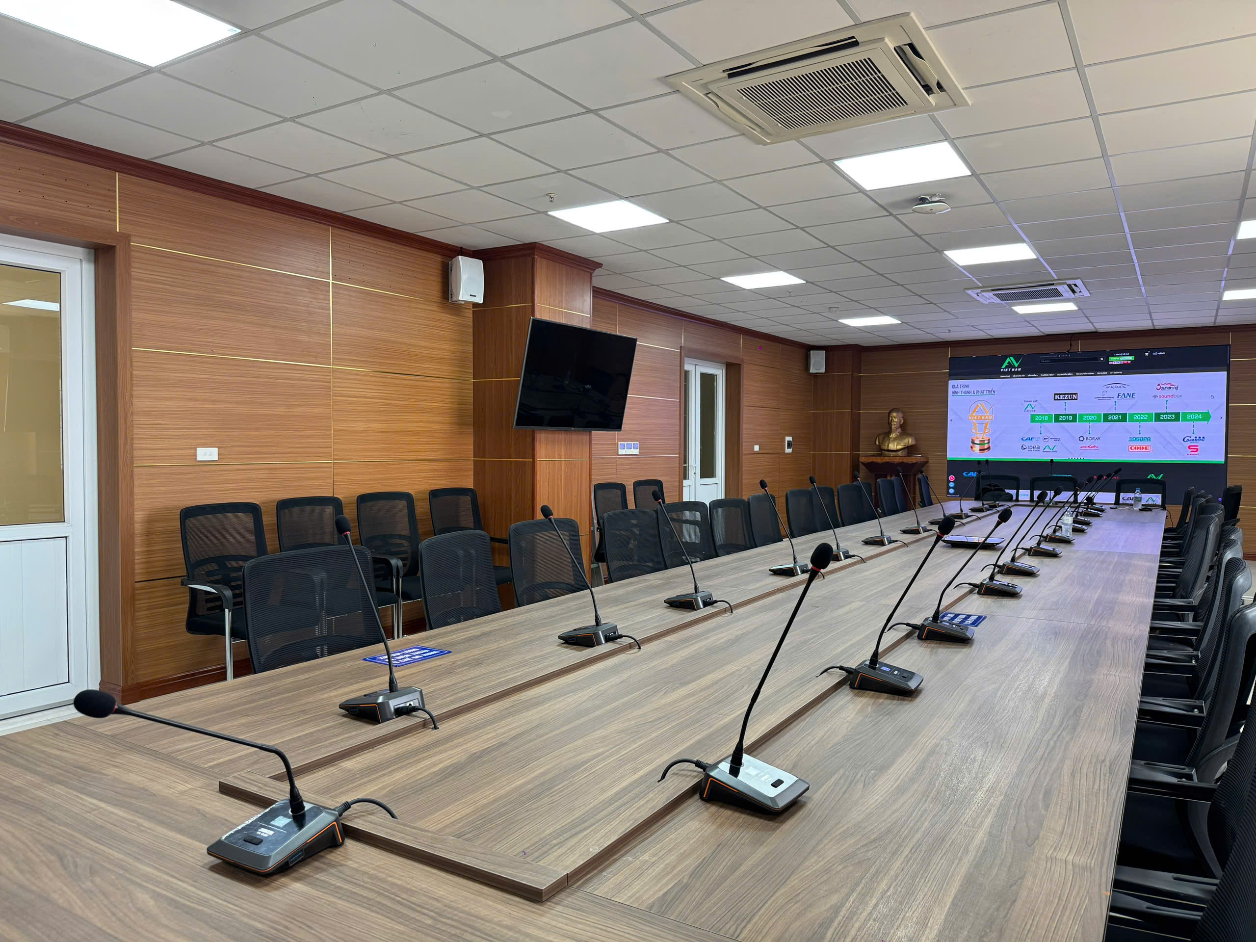 Loa-CAF-MR-12A-Loa-DSPPA-DSPPA-Viet-Nam-Micro-co-ngong-Mic-DSPPA-Mic-hop-AV-Viet-Nam-Am-thanh-hoi-truong--CAF-Line-array-AV-Viet-Nam-nha-thau-am-thanh-hoi-truong-lon-avv-xclits-
